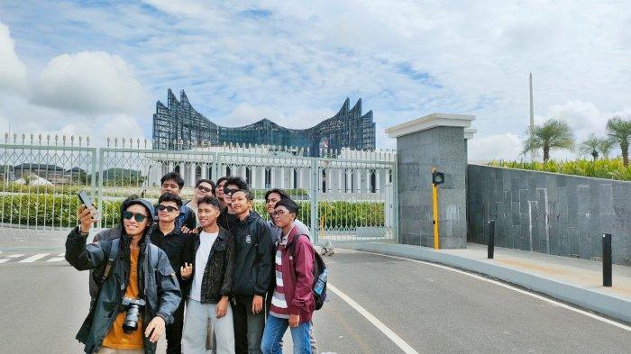 WISATA DI IKN - Ilustrasi masyarakat berkunjung berkeliling melihat gedung-gedung di IKN Nusantara, Kalimantan Timur pada Sabtu 5 Juli 2025 siang. OIKN memperkenalkan Nusantara Eco Traveler, sebuah inisiasi inovatif yang menggabungkan kegiatan tour dan fun walk untuk mengenalkan wajah lain dari Ibu Kota Nusantara kepada masyarakat luas. (TRIBUNKALTIM.CO/BUDI SUSILO)