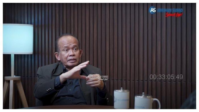 POLEMIK IJAZAH JOKOWI - Tangkapan Layar foto Beathor Suryadi dari YouTube Abraham Samad SPEAK UP. Bambang Beathor Suryadi diberhentikan dari jabatannya sebagai Tenaga Ahli Pimpinan BP Taskin karena melanggar kode etik, diduga buntut pernyataan soal ijazah Jokowi. (Tangkapan Layar YouTube Abraham Samad SPEAK UP)