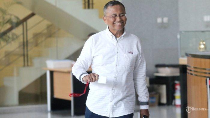 DAHLAN ISKAN TERSANGKA - Menteri BUMN periode 2011-2014 Dahlan Iskan tiba untuk menjalani pemeriksaan di Gedung KPK, Jakarta, Kamis (14/9/2023), saat itu Dahlan Iskan diperiksa sebagai saksi terkait kasus dugaan korupsi pengadaan gas alam cair atau Liquefied Natural Gas (LNG) di PT Pertamina tahun 2011-2014. Dahlan Iskan, resmi ditetapkan sebagai tersangka oleh Polda Jawa Timur dalam kasus dugaan pemalsuan surat, penggelapan dalam jabatan, dan tindak pidana pencucian uang, Senin (7/7/2025).(TRIBUNNEWS/IRWAN RISMAWAN)