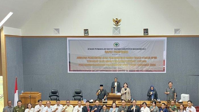 ANGGARAN PEMKAB TRANSPARAN - Wakil Bupati Mahakam Ulu, Yohanes Avun menekankan pentingnya mempertahankan opini WTP dari BPK sebagai tantangan untuk meningkatkan transparansi dan tata kelola keuangan daerah dalam rapat paripurna DPRD Mahulu pada Rabu, (9/7/2025). Yohanes Avun tegaskan, WTP bukan sekadar simbol, tetapi indikator bahwa keuangan daerah dikelola secara profesional. (TRIBUNKALTIM.CO/DESY FILANA)
