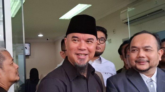 KISRUH AHMAD DHANI - Ahmad Dhani menyambangi kantor KPAI di kawasan Menteng Jakarta Pusat, Rabu (9/7/2025). Ia konsultasi berkait postingan akun Lita Official yang dia nilai membully anak perempuannya.