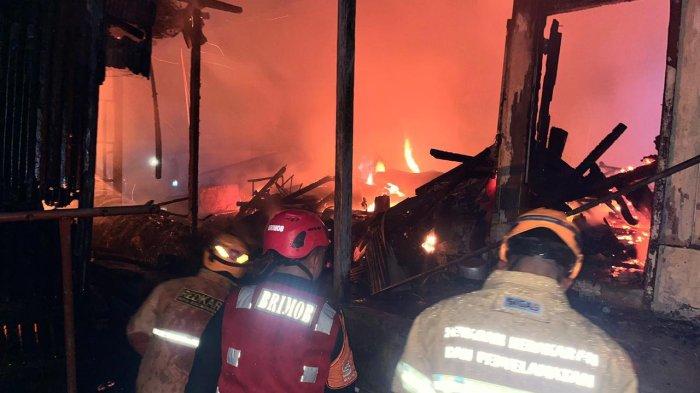 RESPON - Kebakaran melahap kawasan padat penduduk di RT 53, Kelurahan Gunung Sari Ilir, Balikpapan Tengah, pada Sabtu (12/7/2025) dini hari. Satuan Brimob Polda Kaltim langsung merespons cepat dengan menurunkan personel untuk membantu memadamkan api. (TRIBUNKALTIM.CO/HO/SATBRIMOB POLDA KALTIM)