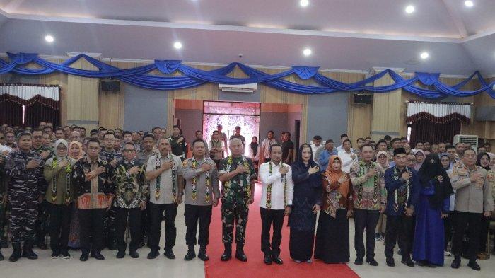 GUBERNUR DI KUTIM - Rombongan Gubernur Kaltim, Kapolda Kaltim dan Pangdam VI/MLW saat sampai di Mako Polres Kutim, Kabupaten Kutai Timur, Provinsi Kalimantan Timur pada Minggu (13/7/2025). (HO/Polres Kutim)