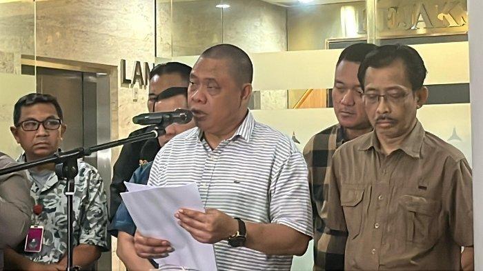 KORUPSI LAPTOP - Direktur Penyidikan Jampidsus Kejagung, Abdul Qohar di gedung Kejaksaan Agung, Jakarta, Senin (14/4/2025). Ia mengumumkan 4 tersangka kasus korupsi pengadaan laptop dalam Program Digitalisasi Pendidikan di Kemendikbud Ristek tahun 2019-2022. (Tribunnews.com/Abdi Ryanda Shakti)
