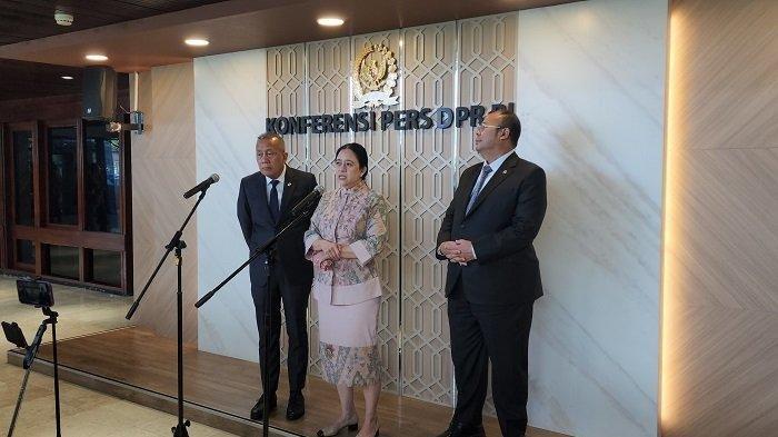SURAT PEMAKZULAN GIBRAN - Ketua DPR RI Puan Maharani bicara mengenai kabar surat usulan pemakzulan Gibran Rakabuming Raka, di Kompleks Parlemen, Jakarta, Selasa (15/7/2025). Dia menegaskan, DPR akan melihat terlebih dahulu seperti apa mekanisme yang berlaku dalam menangani surat tersebut. (Tribunnews.com/Chaerul Umam)