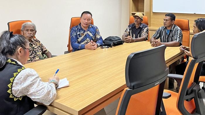 KONFLIK LAHAN PETANI - Warga Kampung Tri Pariq Makmur, Kabupaten Mahakam Ulu, Provinsi Kalimantan Timur bersua dengan Wenefrida Kayang Asisten II Setkab Mahakam Ulu, pada Jumat (11/7/2025). Warga tersebut sampaikan keluh kesah ke Pemkab Mahulu soal dugaan penggusuran lahan oleh PT SAA yang mengancam sumber penghidupan mereka, dan mendesak penyelesaian adil berdasarkan bukti kepemilikan tanah. (TRIBUNKALTIM.CO/DESY FILANA)