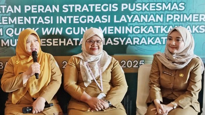 SEMILOKA PUSKESMAS 2025 - Jumpa pers soal rencana kegiatan Semiloka Nasional yang diadakan oleh APKESMI di Hotel Grand Senyiur Balikpapan, Provinsi Kalimantan Timur pada Selasa (22/7/2025). Semua Puskesmas tidak ada lagi membawa-bawa kertas dari loket ke Poli dan selanjutnya, sekarang tidak lagi seperti itu. Digitalisasi semua terpadu mulai dari Loket hingga ke ruang pelayanan.