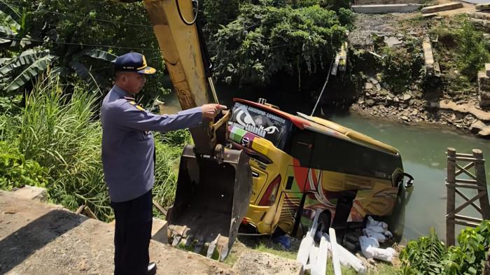 KECELAKAAN - Bus Pulau Indah Jaya yang mengalami kecelakaan di area jembatan putus Desa Busui, Kecamatan Batu Sopang, Kabupaten Paser, Kalimantan Timur, Kamis (24/7/2025). Warga setempat sempat mengalami kesulitan saat melakukan evakuasi penumpang. (TRIBUNKALTIM.CO/HO/Dishub Paser).