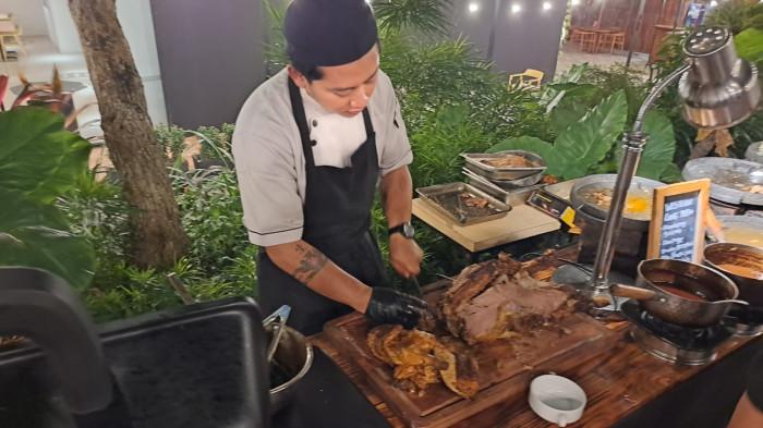 Chef sedang memotong daging beef di acara BBQ Fourpoints Hotel Balikpapan