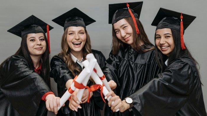 BEASISWA JULI 2025 - Ilustrasi mahasiswa diwisuda, diolah di Canva pada Rabu (30/7). Berikut info beasiswa yang tutup pendaftaran 31 Juli 2025 lengkap cara daftar dan syaratnya (Grafis TribunKaltim.co/Canva)
