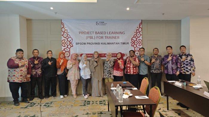 PELATIHAN - 12 pengajar yang mengikuti pelatihan