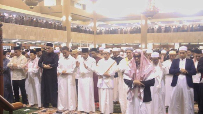 SALAT IDUL FITRI - Gubernur Kaltim, H Rudi Mas'ud bersama pejabat Pemprov Kaltim, mengikut Salat Idul Fitri bersama pejabat Pemprov Kaltim dan ribuan jemaah di Masjid Baitul Muttaqien Islamic Center, Jalan Slamet Riyadi Samarinda Kalimantan Timur, Senin (31/3/2025). (TRIBUNKALTIM.CO/NEVRIANTO)