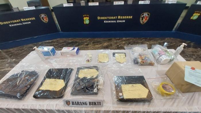 DIPLOMAT KEMLU TEWAS - Sejumlah barang bukti sudah ditampilkan menjelang konferensi pers kasus kematian diplomat Kementerian Luar Negeri Arya Daru Pangayunan di ruang konferensi pers di Aula Satya Harprabu Gedung Ditreskrimum PMJ, Jakarta Selatan, Selasa (29/7/2025). (Tribunnews.com/Reynas Abdila)