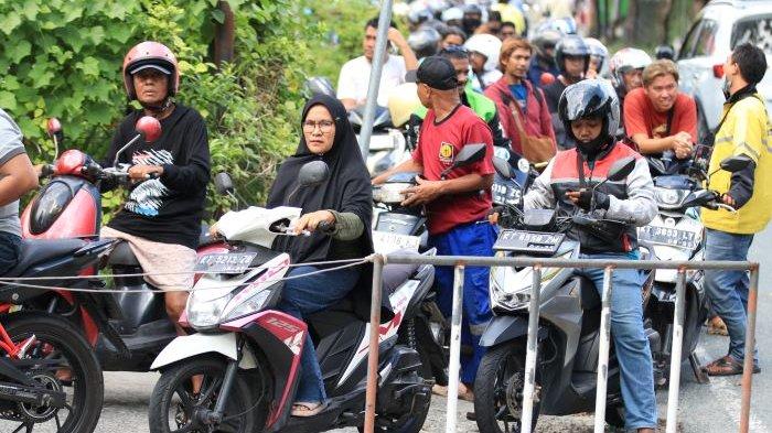 KONDISI SPBU BALIKPAPAN - Kelangkaan bahan bakar minyak (BBM) jenis Pertamax dan Pertamax Turbo memicu antrean panjang di sejumlah SPBU di Kota Balikpapan, Senin (19/5/2025). Antrean kendaraan tampak mengular hingga ke badan jalan, menyebabkan kemacetan dan kepadatan lalu lintas di sejumlah titik.(TRIBUNKALTIM.CO/DWI ARDIANTO)