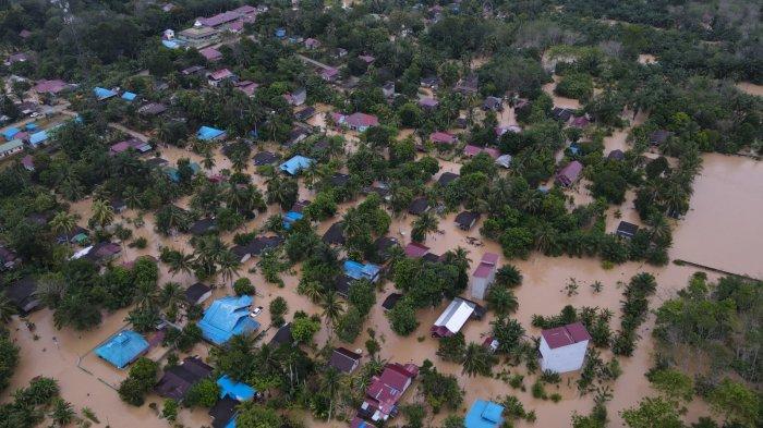 BANJIR DI BUKIT SUBUR - Banjir kembali menimpa Desa Bukit Subur, Kecamatan Penajam, Kabupaten Penajam Paser Utara (PPU), Kalimantan Timur, Senin (21/4/2025). Banjir ini disebabkan meluapkan Sungai Riko dan ketinggian mencapai 2 meter.TRIBUNKALTIM.CO/HO/BPBD PPU