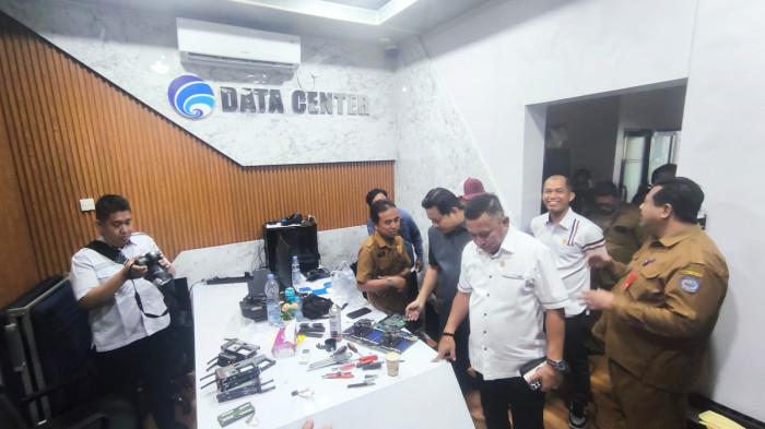 ALAMI KEBOCORAN - Wakil Ketua Komisi C DPRD Bontang Muhammad Sahib bersama, anggota Joni Jonni Ala Padang memeriksa kondisi ruang penyimpanan data, di Auditorium Tiga Dimensi, yang mengalami kebocoran, Senin (21/7/2025). (TRIBUNKALTIM.CO/MUHAMMAD RIDWAN)