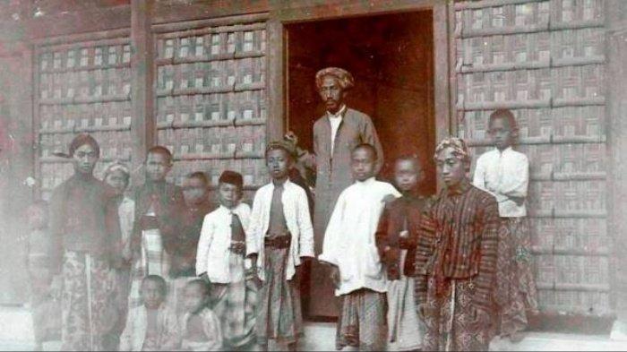 K. H. AHMAD DAHLAN. Simak informasi dan penjelasan terkait sejarah 23 Februari yaitu meninggalnya tokoh Islam. (Suara Muhammadiyah)