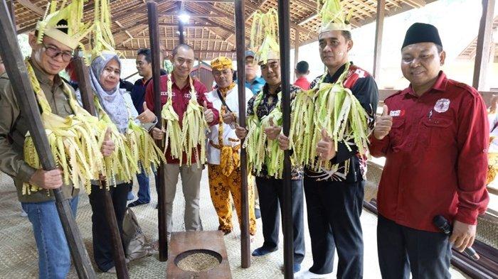 RITUAL BUDAYA KUKAR - Ilustrasi Festival Nutuk Beham di Kukar, Kalimantan Timur pada tahun 2024.
