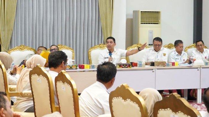 PENANGGULANGAN BANJIR - Suasana rapat pembahasan penanggulangan banjir yang dipimpin Wali Kota Andi Harun. Rapat ini menekankan strategi jangka pendek dan revisi regulasi sebagai langkah cepat menghadapi genangan di sejumlah wilayah Samarinda. (HO/HUMAS PEMKOT SAMARINDA)