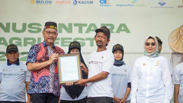 Beberapa kelompok tani dan wanita tani yang tergabung dalam Asosiasi Petani Ibu Kota, bersama Kepala Otorita IKN Bambang Susantono didamping Myrna Safitri, Deputi Lingkungan Hidup dan Sumber Daya Alam Otorita IKN.