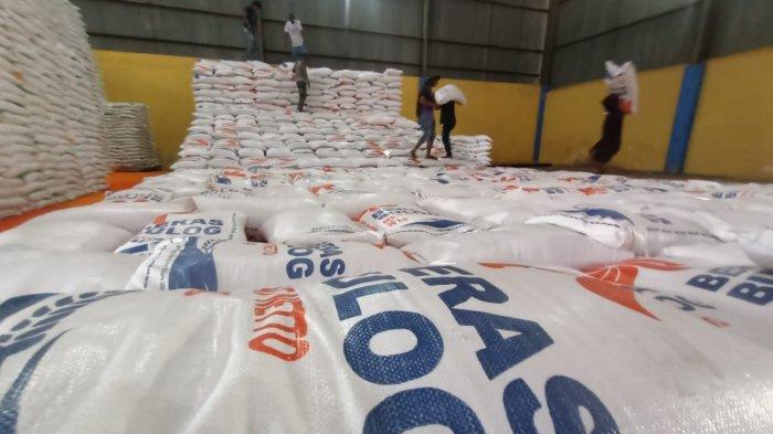 PASOKAN BERAS - Stok beras Bulog di gudang.