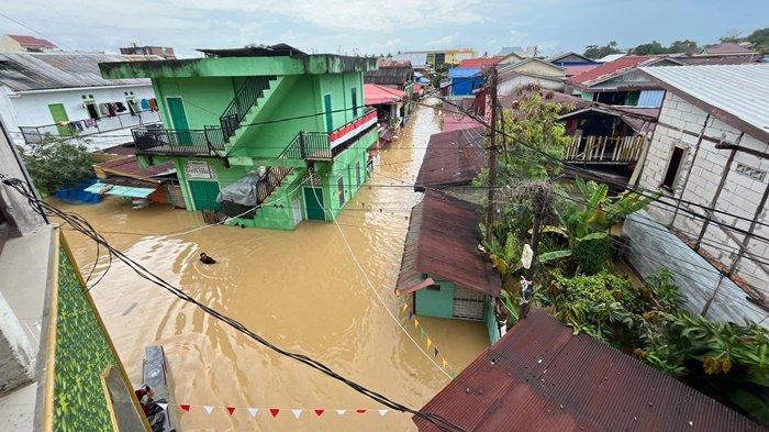 Banjir yang merendam kawasan permukiman warga di Balikpapan Selatan pada Jumat (9/8/2024).