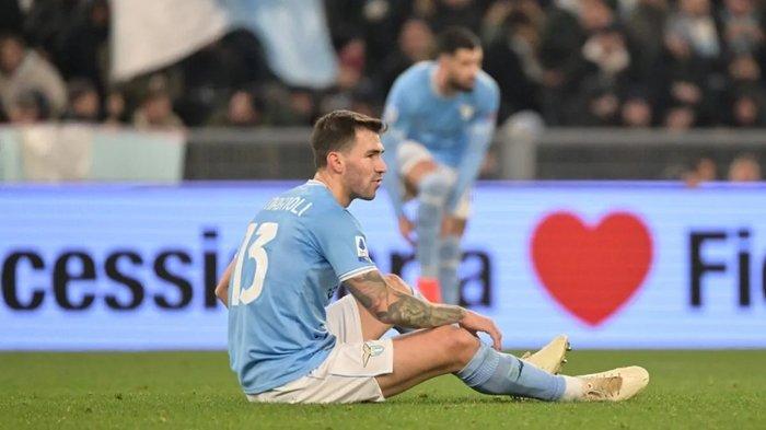 Bek Lazio Alessio Romagnoli mengalami cedera pada pertandingan Liga Italia Serie A melawan Atalanta di Stadion Olimpico, Minggu (12/2/2023).
