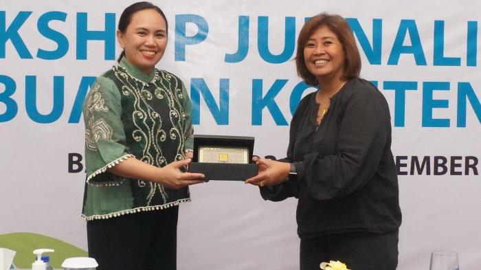 General Manager (GM) PT PLN UID Kaltimra Joice Lanny Wantania (kiri) bertukar cenderamata dengan GM Business Tribun Kaltim Erika Oktoviani.