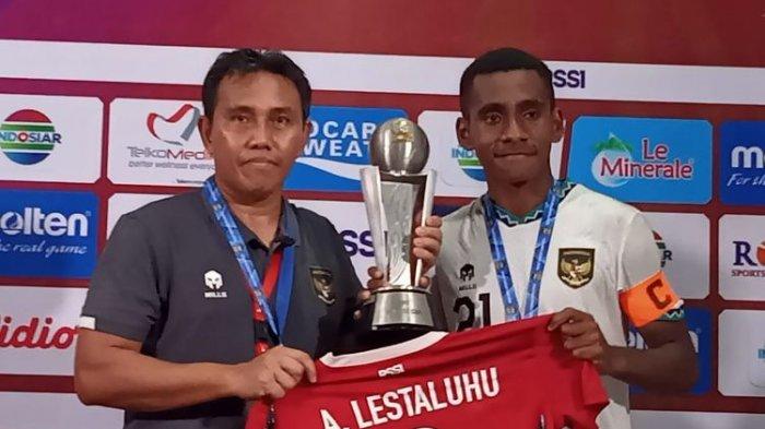 Bima Sakti dan Iqbal Gwijangge saat konferensi pers usai timnas Indonesia juara Piala AFF U16 2022 setelah mengalahkan Vietnam di Stadion Maguwoharjo, Sleman, Yogyakarta, Jumat (12/8/2022). Iqbal Gwijangge dinobatkan sebagai pemain terbaik Piala AFF U16 2022.