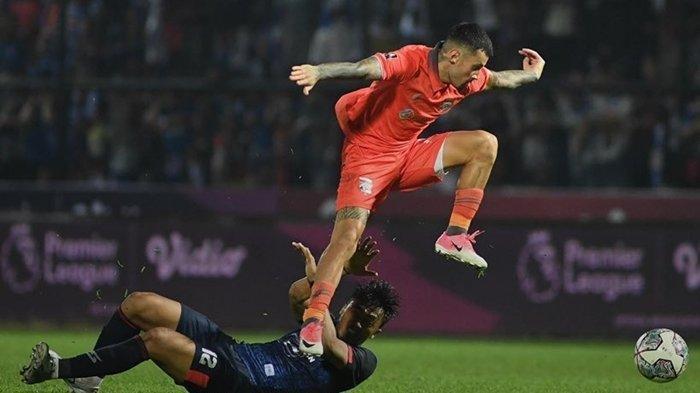 Duel pemain Arema FC (bawah) dengan pemain Borneo FC di leg pertama final Piala Presiden 2022 di Stadion Kanjuruhan, Kamis (14/7/2022). Borneo FC kembali akan berjumpa Arema FC pada laga perdana Liga 1 2022, Minggu (24/7/2022) di Stadion Segiri Samarinda. Simak prediksi susunan pemain dan link live streaming.