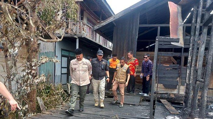 Bupati Kutai Kartanegara (Kukar), Edi Damansyah menemui korban kebakaran di kawasan Gunung Belah, Kelurahan Loa Ipuh, Kecamatan Tenggarong, Kukar, Kalimantan Timur, Kamis (5/9/2024).