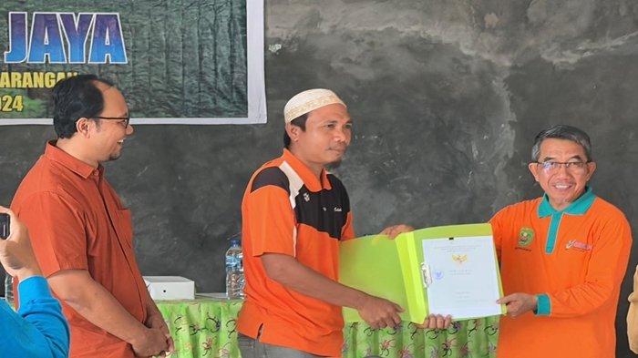 Bupati Kutai Timur, Ardiansyah Sulaiman saat membuka RAT KSU Permata Jaya di Kecamatan Karangan Kutai Timur