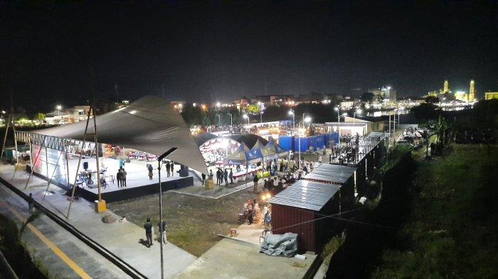 Bupati Paser Fahmi Fadli saat meresmikan Wisata Kuliner Sungai Tuak, yang ada di Desa Sungai Tuak, Kecamatan Tanah Grogot, Kabupaten Paser, Kalimantan Timur pada 21 Maret 2023 malam.