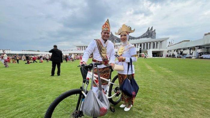 CAMAT SEPAKU DAN ISTRI - Camat Sepaku, Penajam Paser Utara, Abi Manyuarliandito dan istrinya, Uswatun Hasanah menangkan kontes kostum terbaik saat upacara HUT RI ke-79 Kenakan baju adat Lampung.