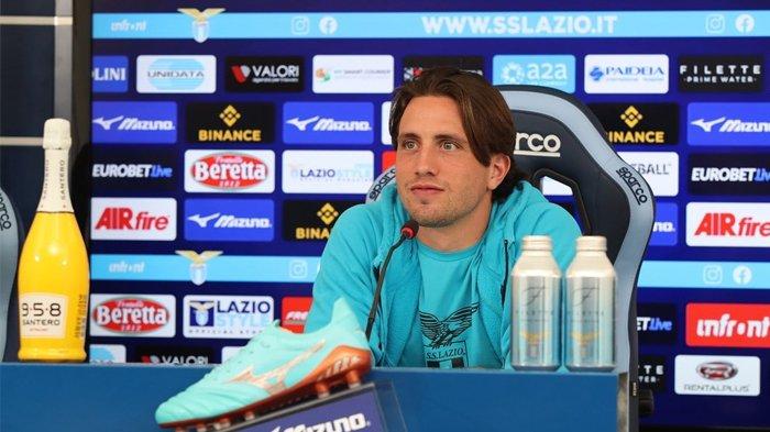 Pemain anyar Lazio Luca Pellegrini berbicara pada konferensi pers perdananya jelang pertandingan leg kedua playoff UEFA Europa Conference League (UECL) antara CFR Cluj vs Lazio.