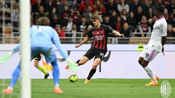 Charles De Ketelaere (tengah) sia-siakan peluang besar dalam pertandingan Liga Italia Serie A antara AC Milan vs Cremonese di Stadion San Siro, Kamis (4/5/2023) dini hari WIB. Pertandingan itu berakhir dengan skor 1-1.