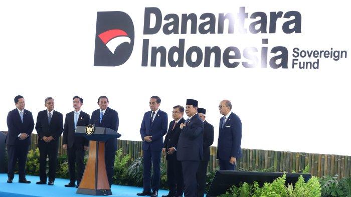 MANFAAT DANANTARA - Presiden Prabowo Subianto didampingi Wapres Gibran Rakabuming Raka bersama Presiden ketujuh Joko Widodo, Presiden keenam Susilo Bambang Yudhoyono, Wapres ke-13 Ma'ruf Amin, Wapres ke-12 Jusuf Kalla, Wapres ke-11 Boediono, Menteri BUMN Erick Thohir serta Menteri Investasi dan Hilirisasi/Kepala Badan Koordinasi Penanaman Modal Rosan Roeslani meluncurkan secara simbolis badan pengelola investasi Daya Anagata Nusantara (Danantara) Istana Merdeka, Jakarta Pusat, Senin (24/2/2025).