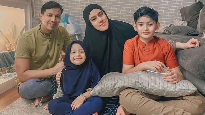 Pasangan selebriti Fairuz A Rafiq dan Sonny Septian.