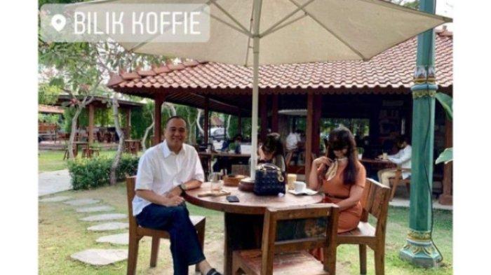 Foto Rafael Alun diduga bersama anak dan istrinya di sebuah restoran. Dalam unggahan @logikapolitikid, restoran itu disebut milik Rafael Alun dan berada di Yogyakarta.