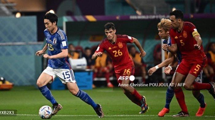 Gelandang Timnas Jepang, Daichi Kamada (kiri). Terbaru, AC Milan menjadi salah satu peminat pemain asal Jepang tersebut.