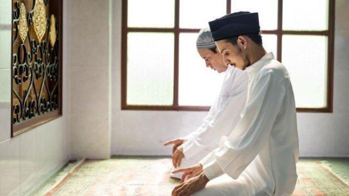 SHOLAT HAJAT. Simak penjelasan terkait doa sholat Hajat, tata cara sholat hajat, niat sholat hajat, kapan dilakukan dan paduannya lengkap menurut syariat Islam.