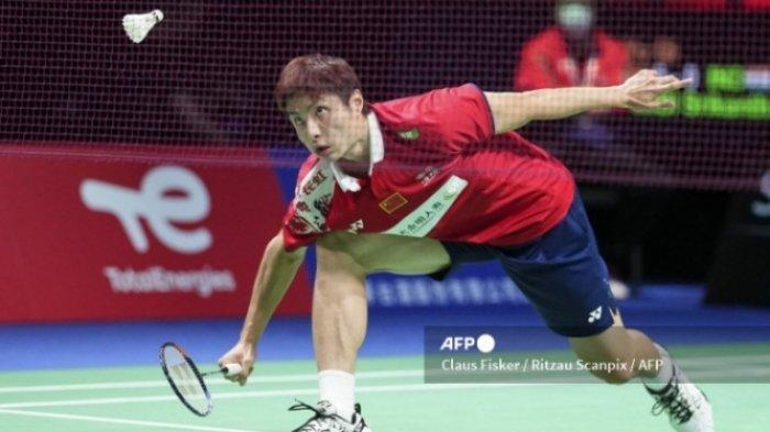 Pemain tunggal putra China, Shi Yu Qi saat tampil di Thomas Cup. Berikut ini jadwal badminton BWF World Championships 2022. Rival Jonantan Christie disorot. China menuai protes gara-gara rencana mainkan Shi Yu Qi.
