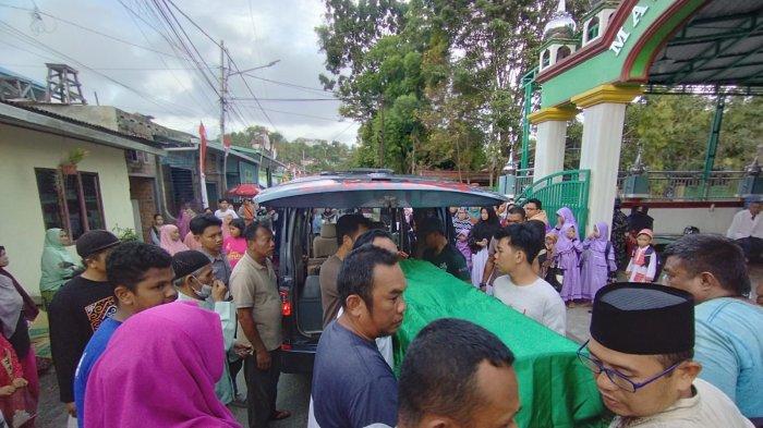 Jenazah EP saat tiba di Masjid Al Iman, Sepinggan Balikpapan untuk disholatkan,TRIBUNKALTIM.CO/MOHAMMAD ZEIN RAHMATULLAH
