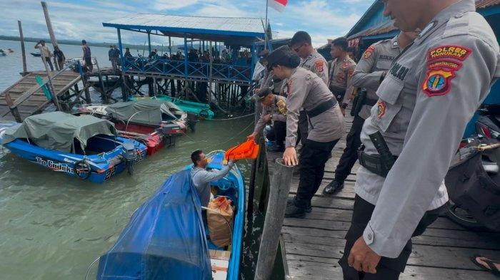 KENAKAN LIFE JACKET - Personel Polsek KSKP Nunukan dan Polsek Sebatik Barat memastikan para penumpang termasuk motoris speedboat mengenakan life jacket saat berangkat melalui Dermaga Bambangan, Jumat (31/1/2025).