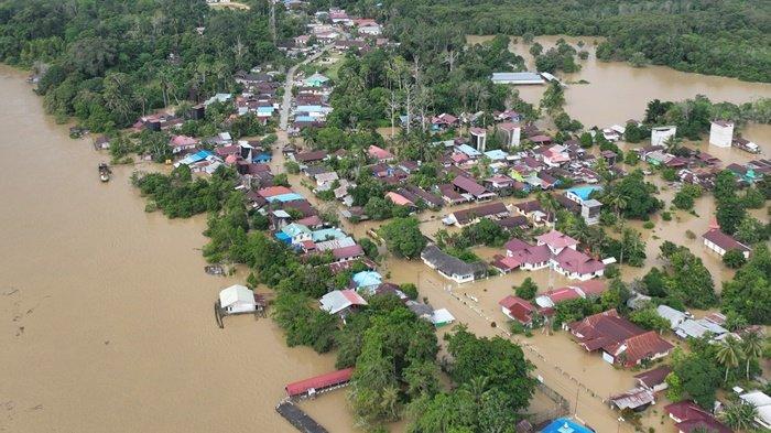 Kampung Long Iram Kota, Kutai Barat, yang terendam banjir akibat luapan Sungai Mahakam pada Sabtu (18/5/2024) hari ini.