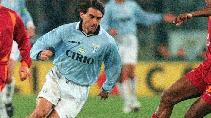 Roberto Mancini ketika membela Lazio pada pertandingan derby melawan AS Roma di Liga Italia Serie A musim 1997/1998.
