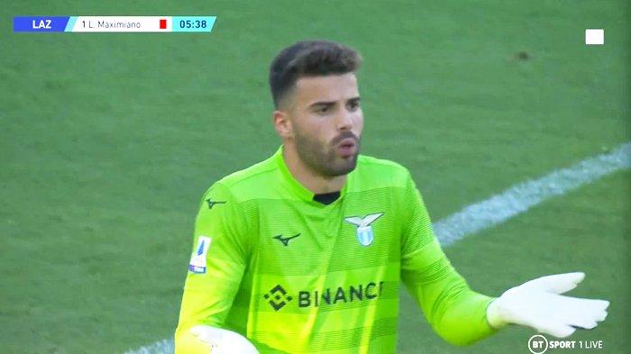 Ekspresi kiper Lazio Luis Maximiano mendapat kartu merah pada laga debutnya di Liga Italia Serie A saat Lazio menjamu Bologna, Minggu (14/8/2022).