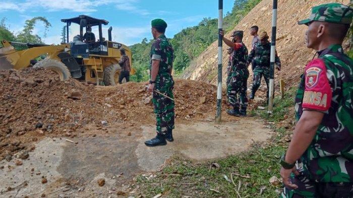 Komandan Korem (Danrem) 092/Maharajalila Brigjen TNI Rifki memimpin langsung kegiatan untuk membuka blokade perlintasan Long Midang (Krayan,Indonesia)-Ba'kelalan (Serawak, Malaysia), Selasa (02/08/2022), pagi.