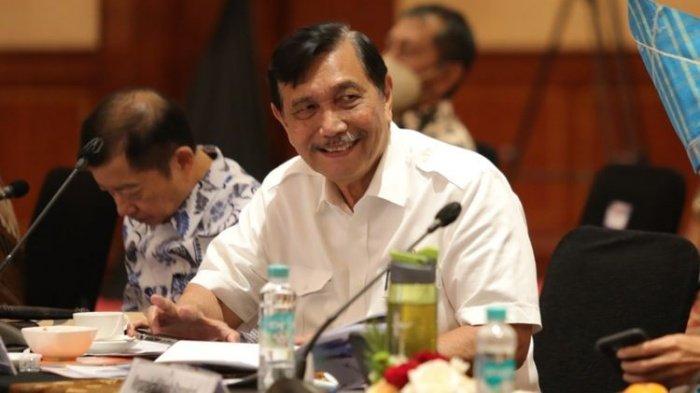 Menko Marves Luhut Binsar Pandjaitan memimpin rapat koordinasi tingkat menteri di Hotel J.W Marriot, Jakarta, Selasa (29/3/2022). Luhut jamin harga minyak goreng tidak akan naik lagi. Pemerintah akan salurkan migor curah dengan HET ke daerah-daerah.