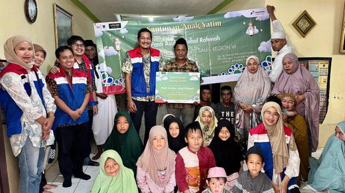 Manajemen Pertamina Lubricants saat foto bersama dengan anak panti asuahan di Balikpapan